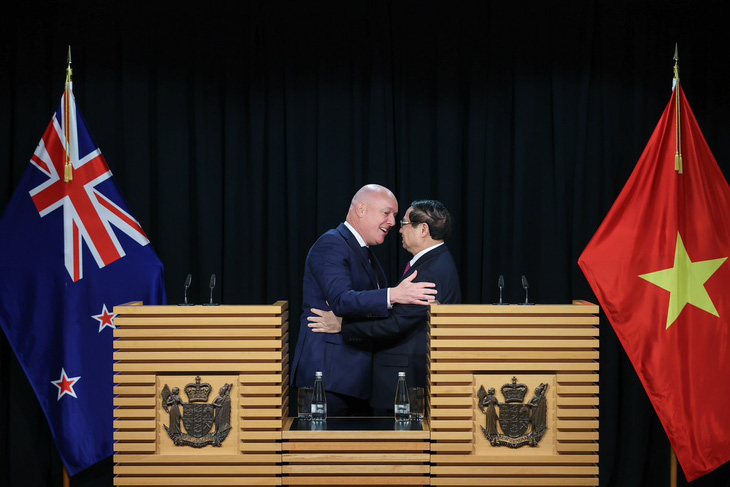 Thủ tướng Phạm Minh Chính và Thủ tướng New Zealand Christopher Luxon trong cuộc họp báo chung sau hội đàm - Ảnh: NHẬT BẮC