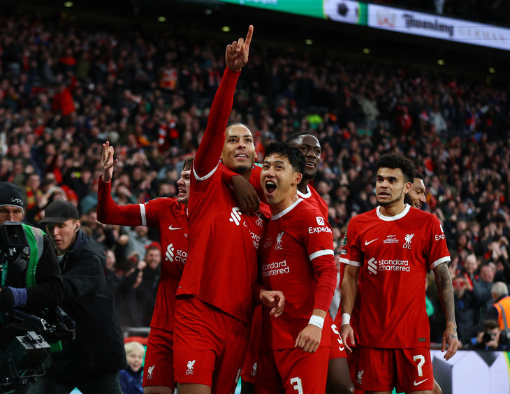 Endo (3) và Van Dijk trong màu áo Liverpool - Ảnh: REUTRS