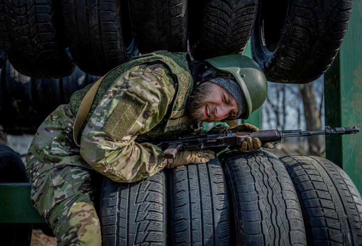 Khóa huấn luyện cơ bản ở vùng Kiev, Ukraine, ngày 5-3 để gia nhập Lực lượng vũ trang Ukraine - Ảnh: REUTERS