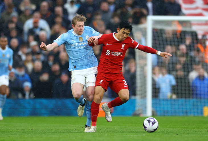 Endo (áo đỏ) đeo bám De Bruyne trong trận đấu giữa Liverpool gặp Man City - Ảnh: REUTERS