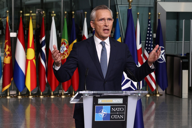 Tổng thư ký NATO Jens Stoltenberg cho rằng cung cấp thêm hỗ trợ quân sự cho Ukraine mới là giải pháp cho tình hình hiện tại - Ảnh: REUTERS