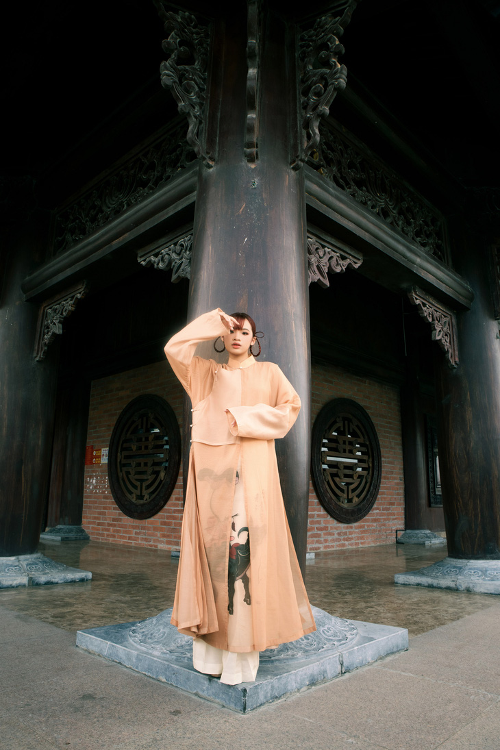 Nét duyên dáng, nhẹ nhàng nhưng cũng đầy tinh nghịch của Bảo Hà kết hợp cùng kiến trúc mái đình cổ kính của Tam Chúc Hà Nam đã truyền tải một cách gần gũi nhất những nét đẹp truyền thống của thiết kế và cả chùa Tam Chúc qua góc nhìn của một người trẻ thời trang.