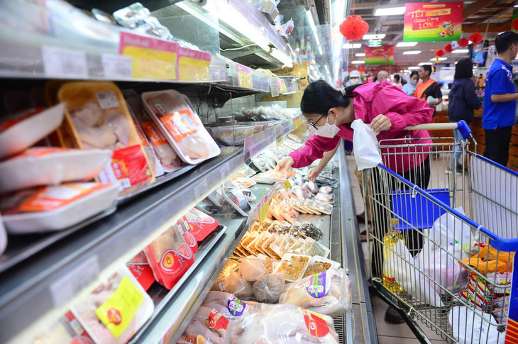 Người dân mua thực phẩm tươi sống ở siêu thị - Ảnh: QUANG ĐỊNH