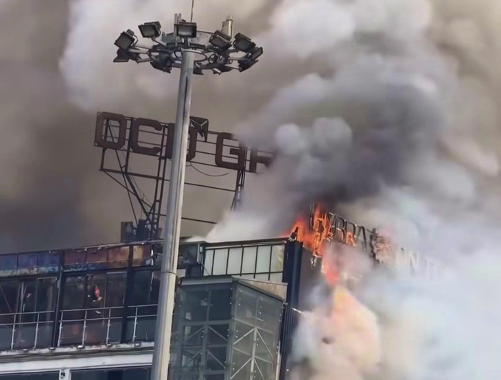 Vụ cháy xảy ra tại tầng 9 của một tòa nhà trên phố Ô Chợ Dừa - Ảnh: ANH SƠN
