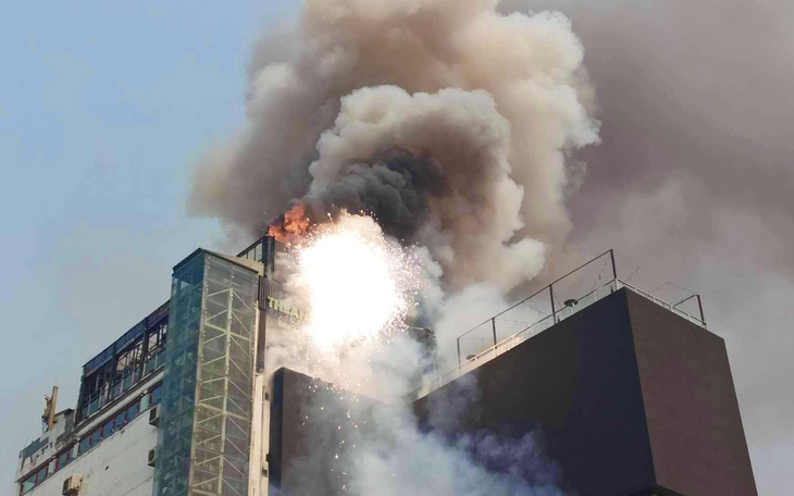 Lửa và khói đen bốc cháy ngùn ngụt trên tầng 9 tòa nhà - Ảnh: MẠNH HÀ