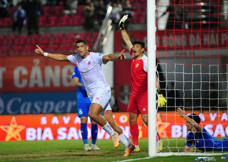 Lucao ăn mừng bàn thắng vào lưới Quảng Nam - Ảnh: KỶ LUẬT 