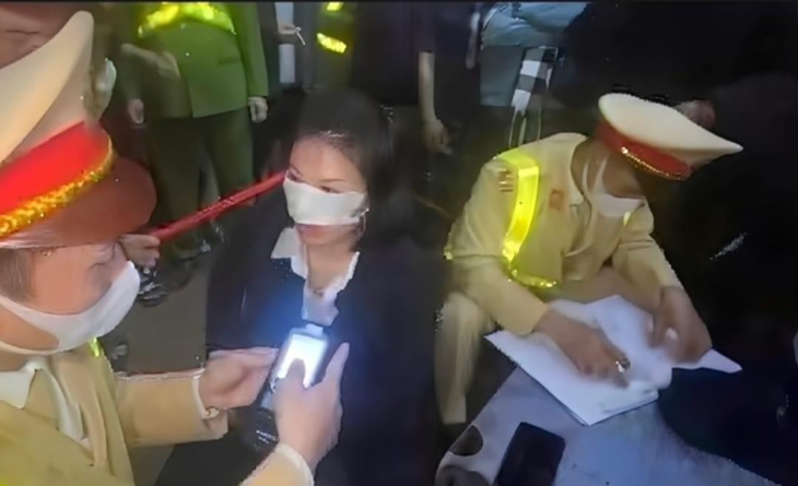 Cảnh sát đo nồng độ cồn với bà Lương Hồng Trang thời điểm gây va chạm giao thông - Ảnh: Công an cung cấp