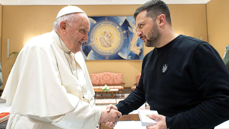Giáo hoàng Francis (trái) và Tổng thống Ukraine Volodymyr Zelensky bắt tay trong cuộc gặp ở Vatican vào tháng 5-2023 - Ảnh: Reuters