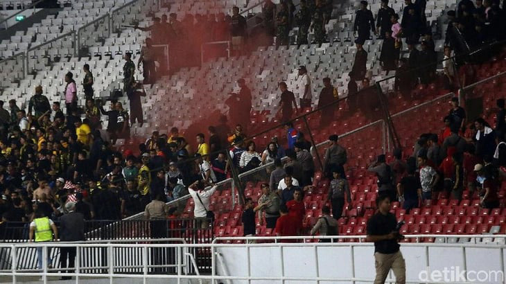 Cổ động viên Indonesia từng tấn công người hâm mộ Malaysia tại vòng loại World Cup 2022 - Ảnh: DETIK
