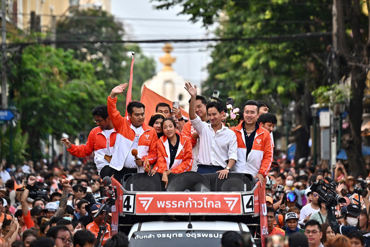 Ông Pita Limjaroenrat và các thành viên Đảng Tiến bước (Move Forward) trong đợt vận động tranh cử ngày 15-5-2023 - Ảnh: AFP