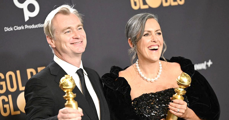 Đạo diễn Christopher Nolan và người vợ Emma Thomas chụp ảnh sau khi đại thắng ở giải Oscar cho phim Oppenheimer - Ảnh: AP