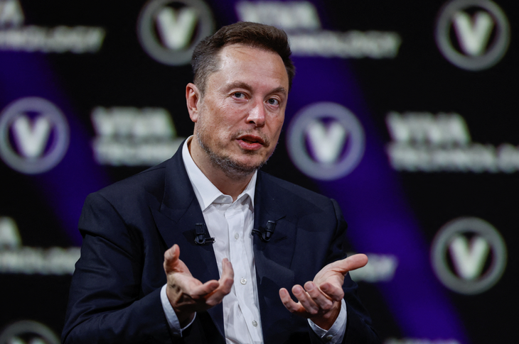 Tỉ phú Elon Musk thông báo biến AI Grok thành nguồn mở chỉ vài ngày sau khi ông kiện OpenAI  - Ảnh: REUTERS
