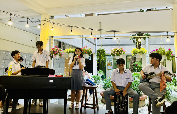 Ban nhạc tại Trường THPT Hùng Vương được thành lập trong lớp âm nhạc mà học sinh đang theo học - Ảnh: MỸ DUNG