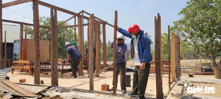 Lực lượng chức năng hỗ trợ tháo dỡ những căn nhà xây trái phép trên đất rừng - Ảnh: BỒNG SƠN 