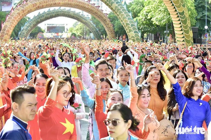 Hơn 5.000 người dân đồng diễn áo dài ở đường đi bộ Nguyễn Huệ (TP.HCM) - Ảnh: T.T.D.