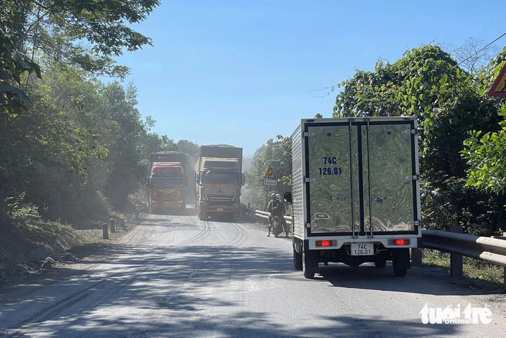 Xe tải nặng gây bụi mù mịt tại một đoạn hư hỏng ở đường Hồ Chí Minh nhánh Tây - Ảnh: HOÀNG TÁO