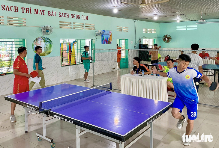 Môn thi bóng bàn được tổ chức ở phòng đa chức năng trong khuôn viên cơ sở cai nghiện ma túy Nhị Xuân (huyện Hóc Môn) - Ảnh: LÊ PHAN