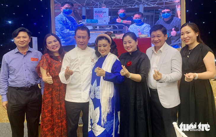 Đầu bếp Martin Yan (thứ ba từ trái sang) và nghệ sĩ Kim Cương (thứ tư từ trái sang) hội ngộ trong một hoạt động thiện nguyện - Ảnh: HOÀI PHƯƠNG