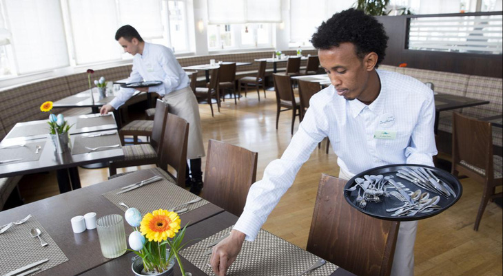 Lao động nhập cư trong ngành nhà hàng khách sạn tại Đức - Ảnh: DW