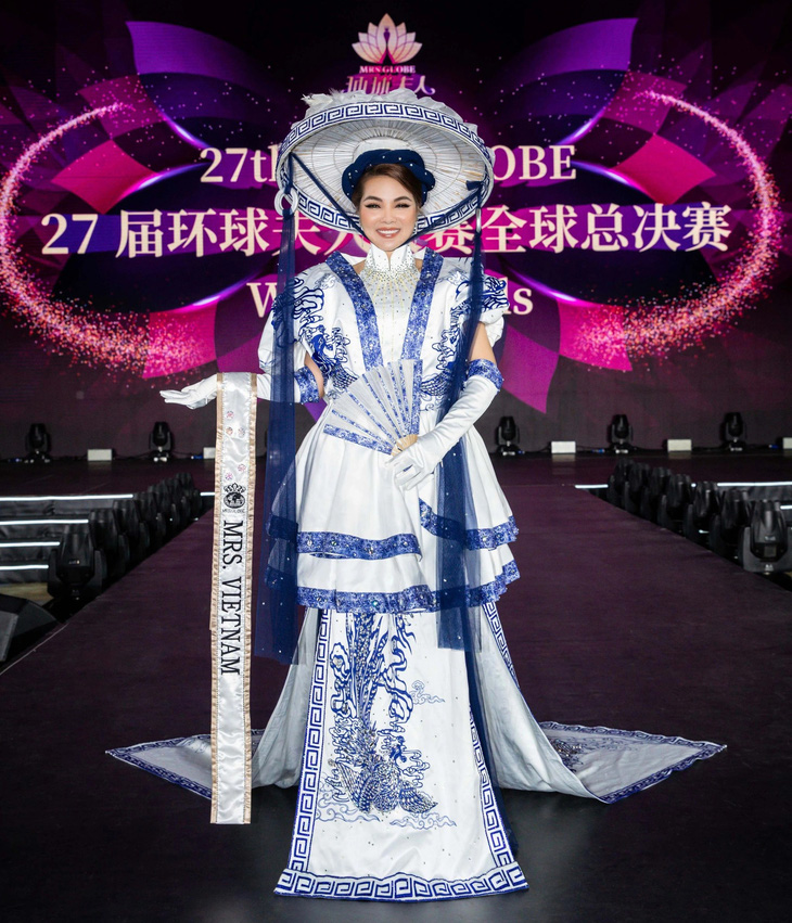 Ngọc Trang diện trang phục họa tiết Men lam Bát Tràng - Ảnh: NVCC