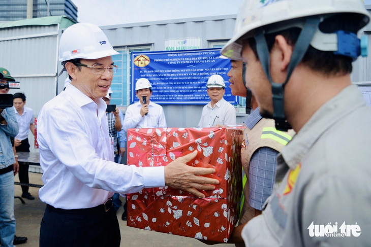 Bí thư Thành ủy TP.HCM Nguyễn Văn Nên trao quà và động viên công nhân trên công trường - Ảnh: THU DUNG