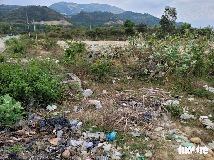 Khu vực thực hiện 2 dự án khu đô thị của Tập đoàn Phúc Sơn trở thành nơi đổ rác - Ảnh: TRẦN HƯỚNG