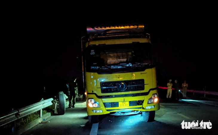 Tài xế xe khách trong vụ tai nạn trên cao tốc Cam Lộ - La Sơn tối 10-3 đã vi phạm nghiêm trọng khi dừng xe để thay lốp - Ảnh: NHẬT LINH