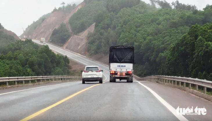 Xe con bất chấp vạch liền (cấm vượt) để vượt xe tải trên cao tốc Cam Lộ - La Sơn - Ảnh: NHẬT LINH