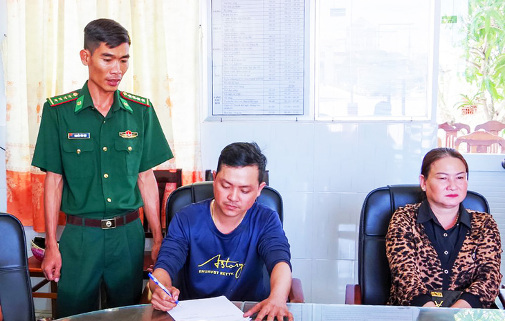 Chủ tàu cá đã ký vào biên bản thực hiện quyết định xử phạt vi phạm hành chính của UBND tỉnh Cà Mau - Ảnh: CTV