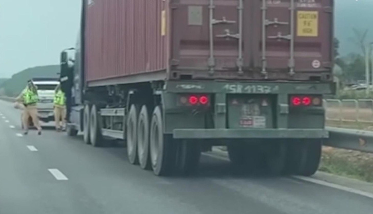 Cảnh sát giao thông dừng xe container do Thành điều khiển - Ảnh: Công an tỉnh Thanh Hóa cung cấp