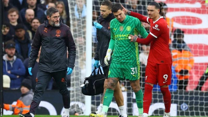 Thủ môn Ederson bị chấn thương trong trận đấu với Liverpool - Ảnh: REUTERS