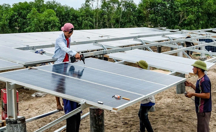 Nhiều tập đoàn lớn mong muốn mua điện tái tạo trực tiếp để sản xuất sạch. Trong ảnh: Dự án điện mặt trời ở Hà Tĩnh - Ảnh: NAM TRẦN