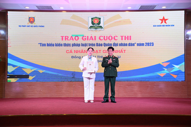 Thượng tướng Nguyễn Văn Nghĩa - phó tổng tham mưu trưởng Quân đội nhân dân Việt Nam - trao giải nhất cho tác giả đoạt giải - Ảnh: VIỆT TRUNG