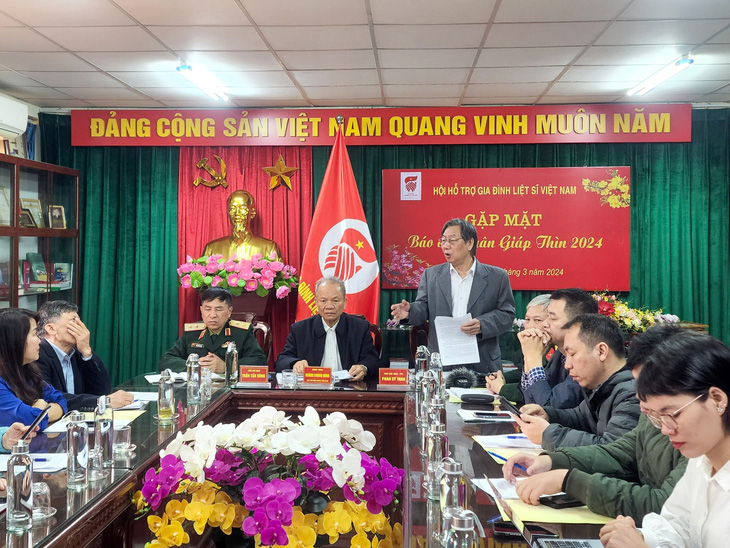 Lãnh đạo Hội Hỗ trợ gia đình liệt sĩ Việt Nam thông tin về việc miễn phí vận chuyển hài cốt liệt sĩ - Ảnh: THU HƯƠNG