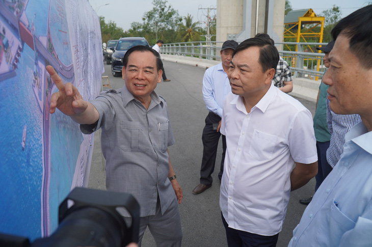 Chủ tịch UBND tỉnh Bến Tre Trần Ngọc Tam (bìa trái) và ông Nguyễn Hoàng Hiệp - thứ trưởng Bộ Nông nghiệp và Phát triển nông thôn - kiểm tra công tác phòng, chống hạn mặn trên địa bàn tỉnh Bến Tre ngày 12-3 - Ảnh: MẬU TRƯỜNG