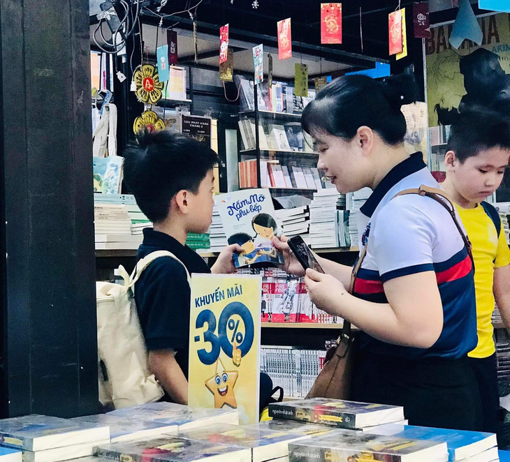 Các bạn nhỏ có thể tha hồ mua sách, truyện ưu đãi từ Hội sách xuyên Việt - Ảnh: Đường sách TP.HCM
