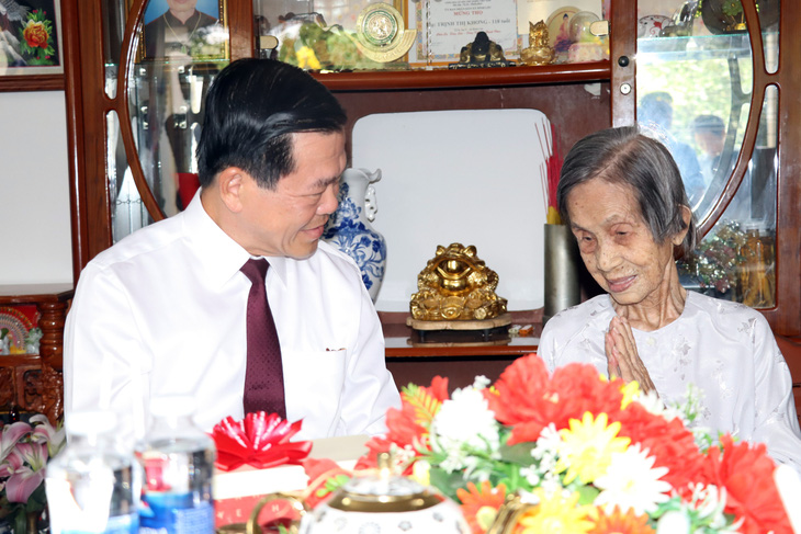 Bí thư Tỉnh ủy Đồng Nai Nguyễn Hồng Lĩnh thăm, tặng quà cụ bà Trịnh Thị Khơng, 119 tuổi - Ảnh: AN BÌNH