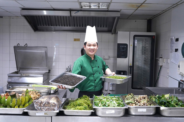 Nông sản, rau quả từ núi rừng Tây Giang được đưa vào chế biến phục vụ khách ở Furama Resort Đà Nẵng - Ảnh: N.TÍN