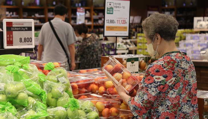 Người Hàn Quốc giảm tiêu thụ trái cây vì giá tăng vọt- Ảnh 1.