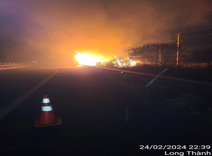 Một đám cháy xâm lấn vào hành lang an toàn của đường cao tốc - Ảnh: VEC E