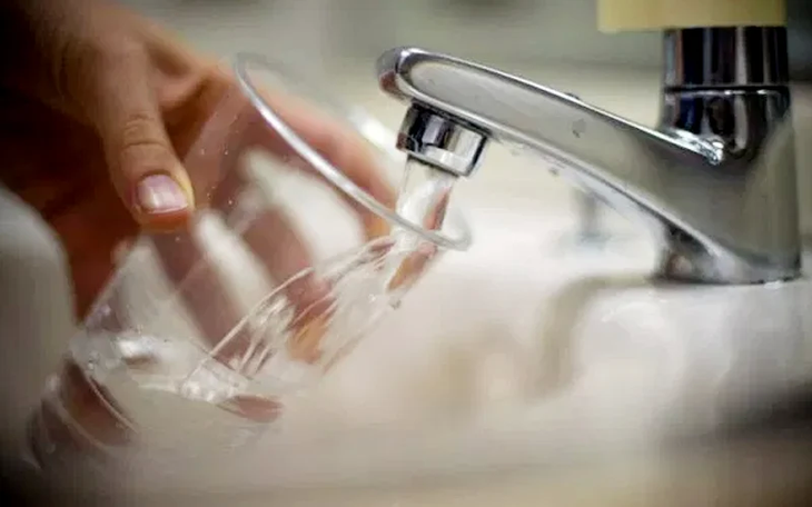 Phần đông người dân trên thế giới quen uống nước máy hoặc nước đóng chai, vô tình bỏ qua các vấn đề về việc có thể hấp thu vi nhựa và nhựa nano - Ảnh minh họa: AFP