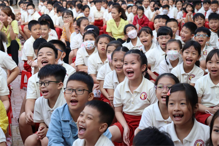 Học sinh Trường tiểu học Nguyễn Thái Học, quận 1 sinh hoạt tập thể tại sân trường. Đây là 1 trong 44 trường được chọn thực hiện giáo dục kỹ năng công dân số từ năm học 2023-2024 - Ảnh: nhà trường cung cấp