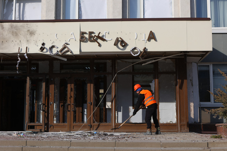 Tòa thị chính Belgorod bị hư hại sau khi bị drone tấn công ngày 12-3 - Ảnh: AFP