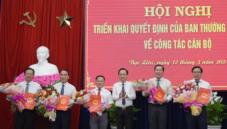 Chủ tịch UBND tỉnh Bạc Liêu Phạm Văn Thiều (thứ ba từ phải sang) trao quyết định cho các cán bộ lãnh đạo chủ chốt vừa được bổ nhiệm - Ảnh: HỮU THỌ