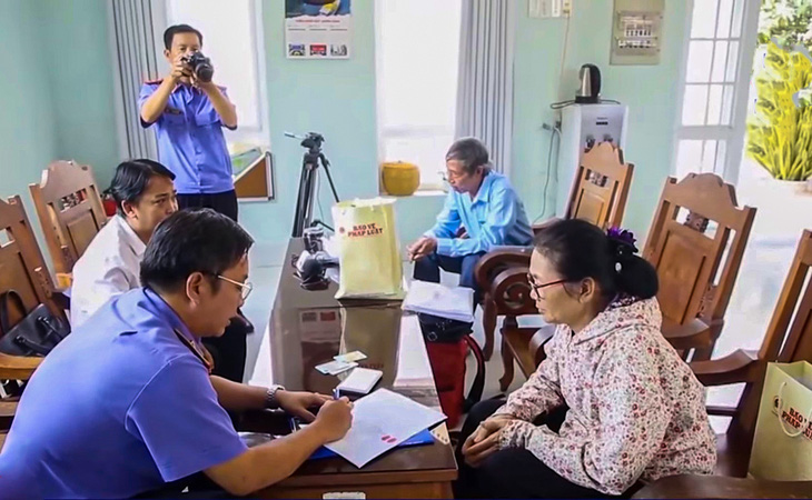 Viện kiểm sát nhân dân tỉnh Tây Ninh đã bàn giao số tiền bồi thường cho người bị bắt oan sau 45 năm - Ảnh: GIAI THỤY