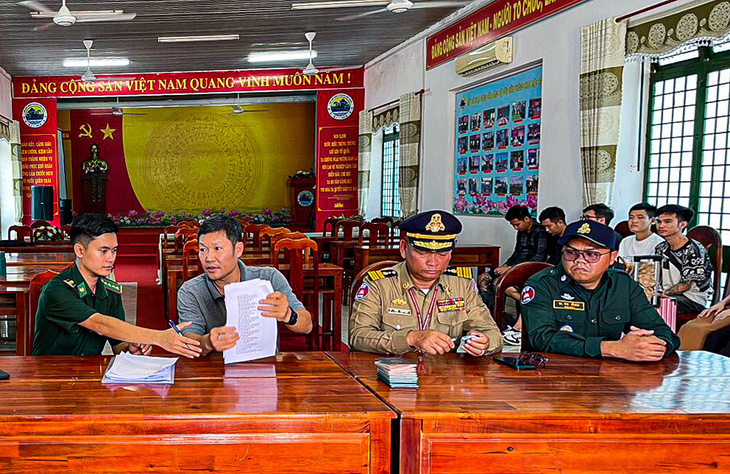 Lực lượng chức năng tỉnh Tây Ninh  tiếp nhận bàn giao 15 người Việt Nam từ phía Campuchia - Ảnh: Lực lượng chức năng cung cấp