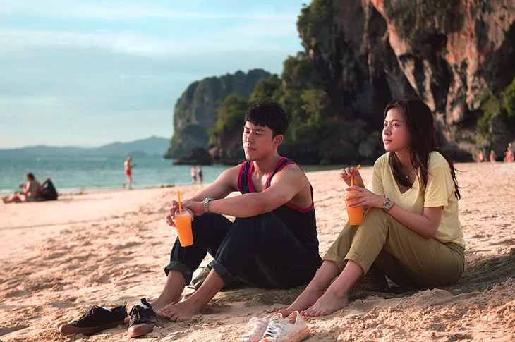 Gink (vai Pimchanok Leuwisetpaiboon, phải) và Palm (Naphat Siangsomboon) trong phim Friend Zone, một bộ phim chiếu rạp nổi tiếng của Thái - Ảnh: IMDb