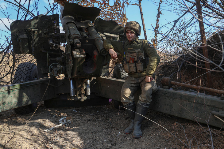 Một binh sĩ Ukraine bên cạnh khẩu pháo D-20 tại vùng Donetsk, ảnh chụp 11-3 - Ảnh: REUTERS