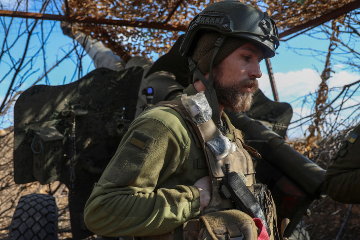 Binh sĩ Ukraine ở Donetsk hôm 11-3 - Ảnh: REUTERS
