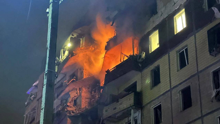 Tòa nhà ở TP Kryvyi Rih bốc cháy sau khi trúng tên lửa Nga ngày 12-3 - Ảnh: REUTERS